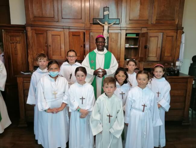 Mgr Lompo et les enfants de choeur