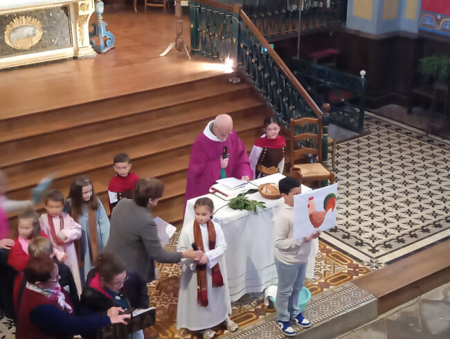 Messe des Rameaux à Isturitz avec les enfants  : Pierre renie 3 fois Jésus avant le chant du coq