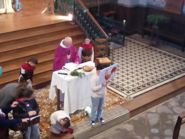 Messe des Rameaux à Isturitz avec les enfants  : Pierre se rappelle des paroles de Jésus et s'en veut 