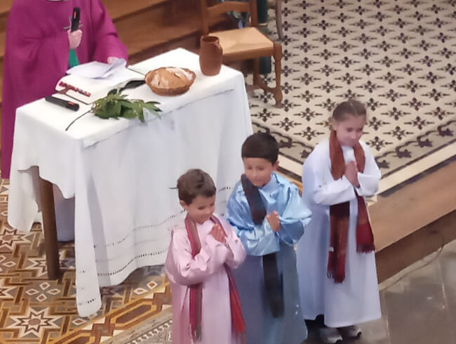 Messe des Rameaux à Isturitz avec les enfants  : Au jardin de Gethsemani avec Pierre , Jacques et Jean 