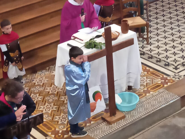 Messe des Rameaux à Isturitz avec les enfants  : La mort de Jésus ( la croix et Simon de Cyrene)