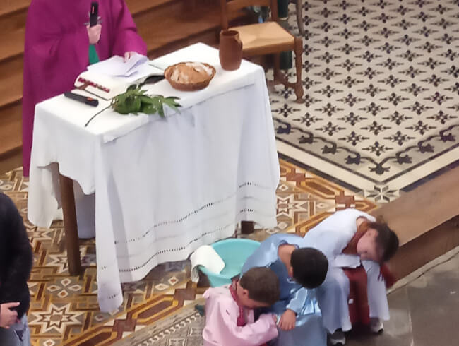 Messe des Rameaux à Isturitz avec les enfants  : Piere, Jacques et Jean s'endorment 