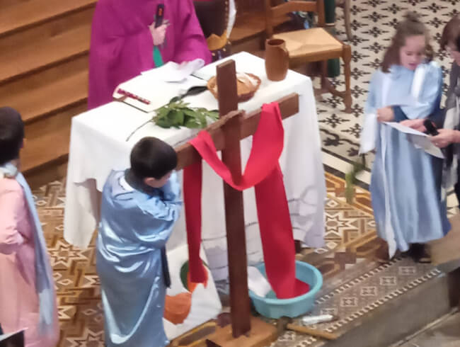 Messe des Rameaux à Isturitz avec les enfants  : La couronne d'épines et le manteau rouge, le marteau et les clous
