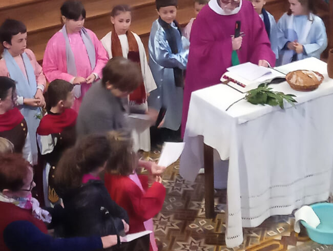 Messe des Rameaux à Isturitz avec les enfants  : L'arrestation de Jésus avec Judas ( en rouge) et les 2 soldats 