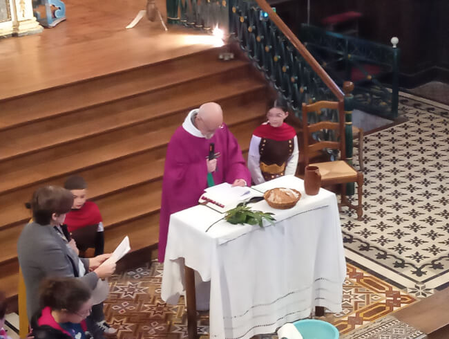 Messe des Rameaux à Isturitz avec les enfants  : Jésus devant Caiphe( caché)