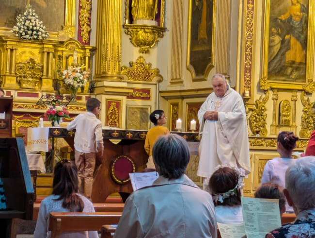 Premiere communion à Mendionde Macaye  : 