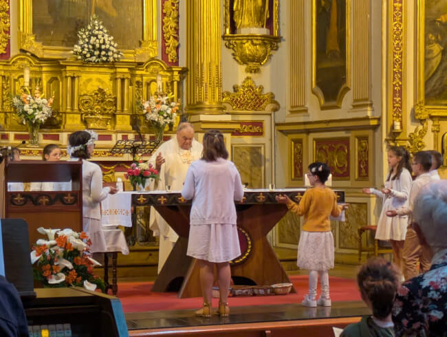 Premiere communion à Mendionde Macaye  : 