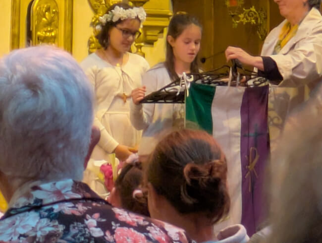 Premiere communion à Mendionde Macaye  : 