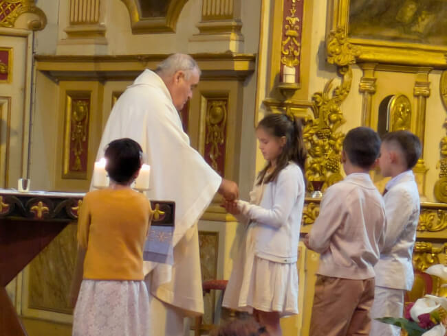 Premiere communion à Mendionde Macaye  : 