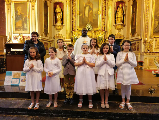 La première des communions dans notre paroisse  : Mendionde 